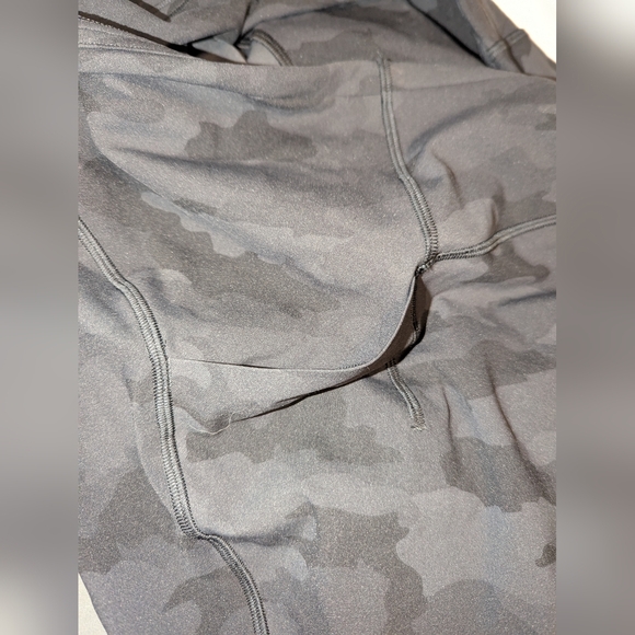 Lululemon Black Camouflage Leggings Size 16 - Picture 8 of 9